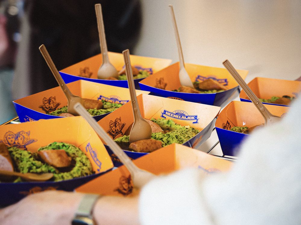 Heemelrijck catering — boxes with stamppot and smoked sausage, ready to serve