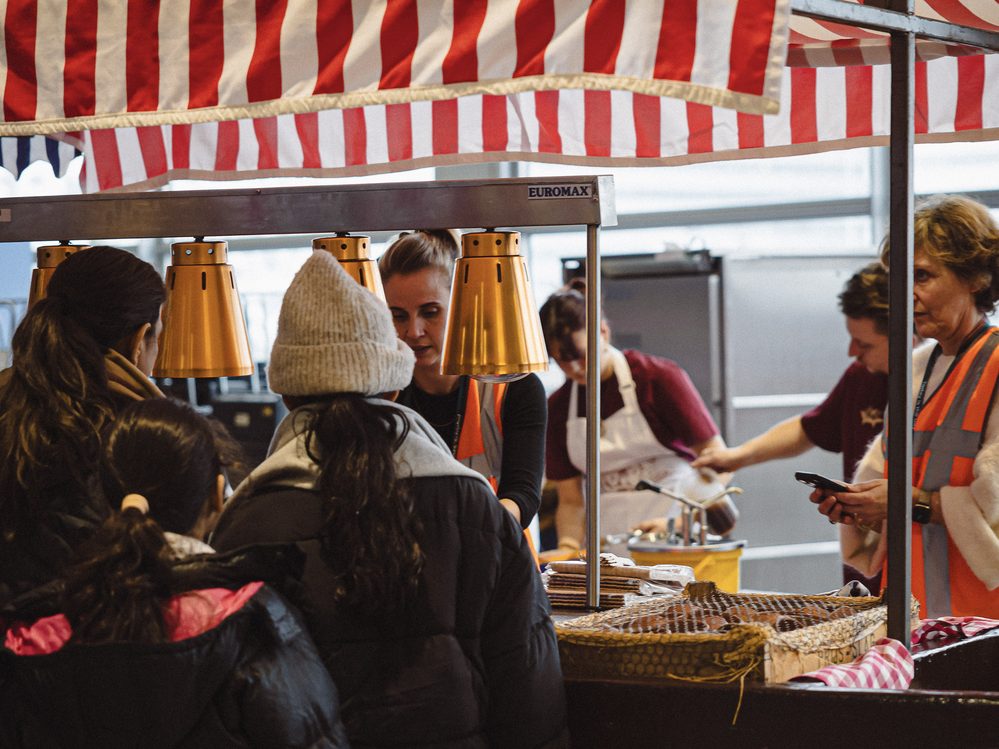 Heemelrijck event — guests at the stall with warm Dutch dishes