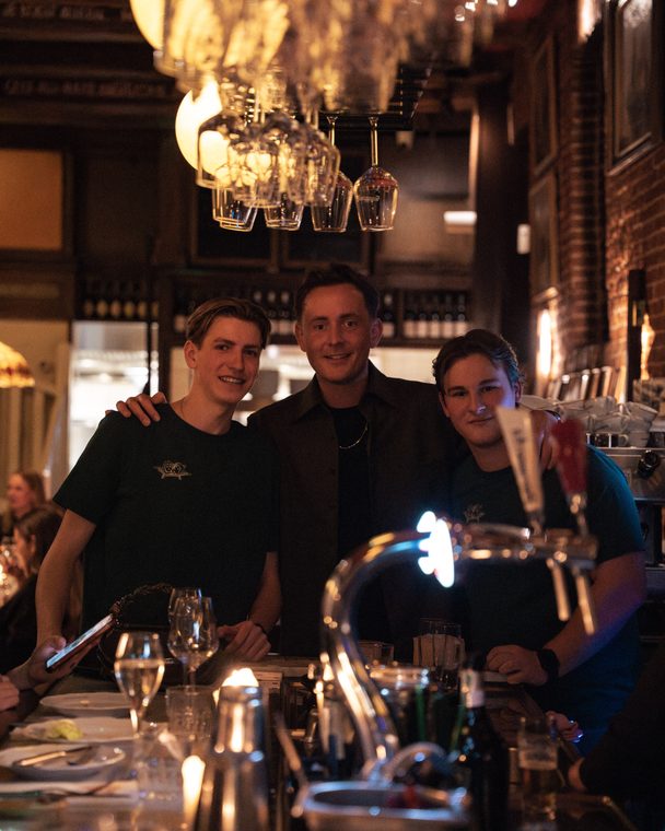 Het team achter de bar van Heemelrijck