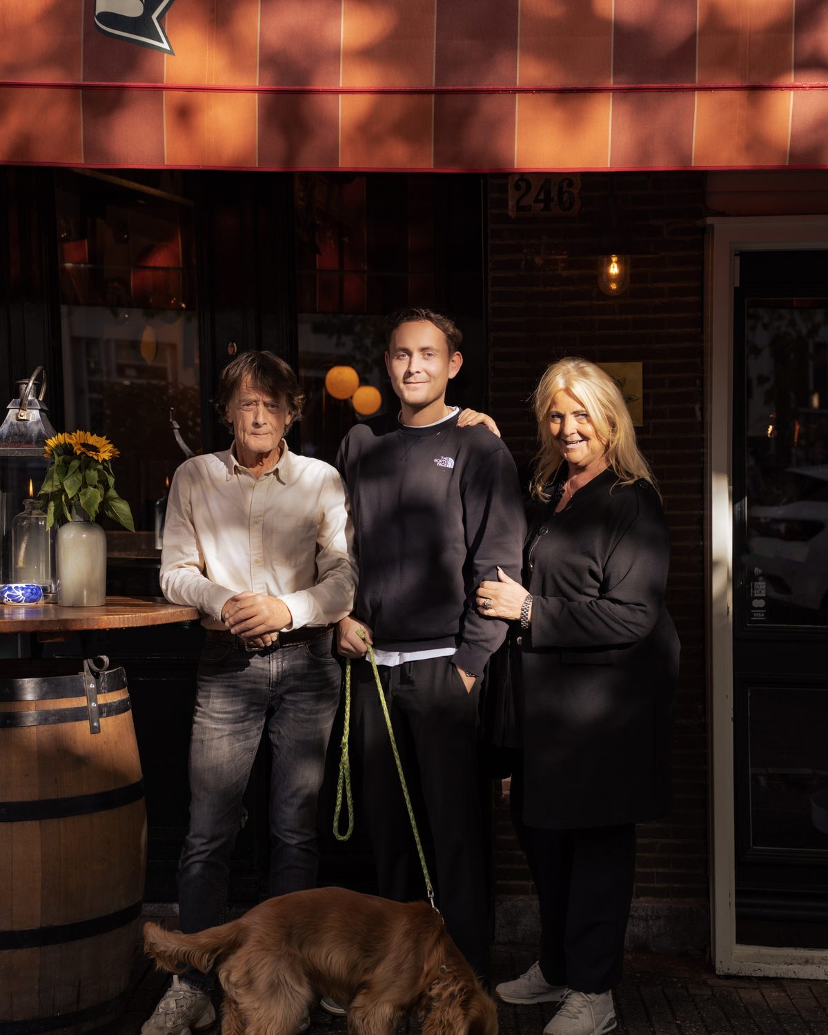 The family behind Heemelrijck in front of the facade at Lijnbaansgracht 246, Amsterdam