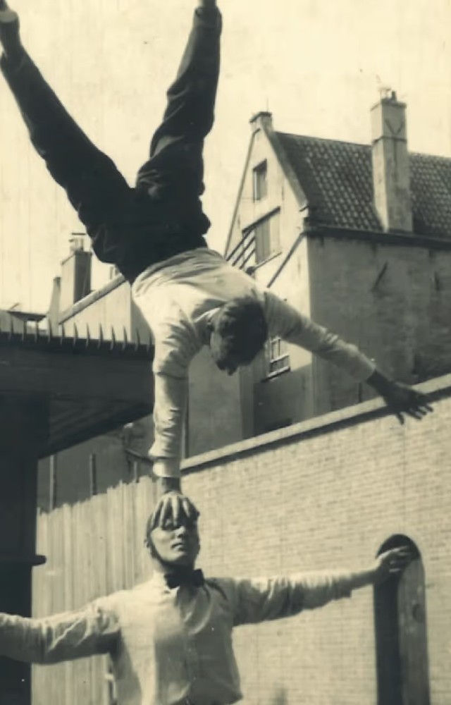 Nars en Cor als straatacrobaten in Amsterdam, 1930
