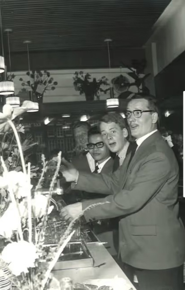 Zoon Robbie opent de eerste Franse bistro van Amsterdam, 1976